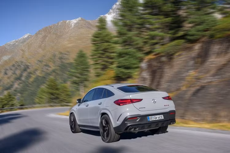 Mercedes-AMG sẽ ra mắt GLE 53 PHEV tại Hoa Kỳ vào cuối năm 2025, trước khi bắt đầu mở bán vào năm 2026. Hãng xe Đức chưa công bố giá xe Mercedes-AMG GLE 53 PHEV 2024, nhưng chắc chắn xe sẽ có giá cao hơn đáng kể so với phiên bản tiêu chuẩn.