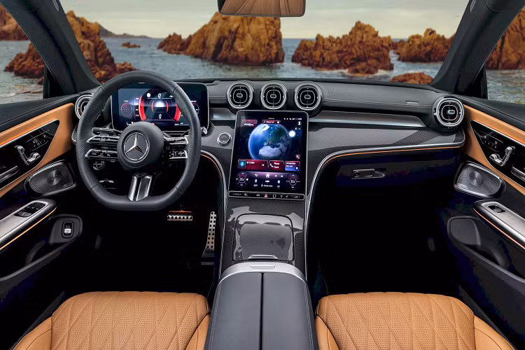 Tuy vậy, thiết kế ngoại hình của Mercedes-Benz CLE 2024 thể thao lại có nhiều đường nét hao hao C-Class Coupe hơn là E-Class Coupe, dường như để nhấn mạnh sự năng động linh hoạt của mẫu xe 2 cửa này. Đầu xe thuôn nhọn, lưới tản nhiệt tương đối hẹp với viền bao quanh cùng màu thân xe và nắp ca-pô gân guốc gợi ý về một khối động cơ mạnh mẽ bên dưới.