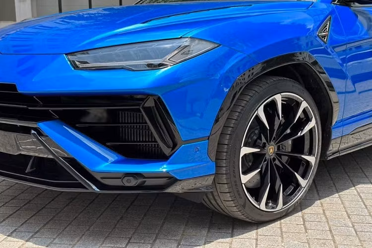 Dù vẫn sử dụng khối động cơ V8, tăng áp kép, dung tích 4.0 lít như các xe Urus đang lăn bánh tại Việt Nam trước đó, nhưng chiêc Urus S này đã được các kỹ sư Ý đã tinh chỉnh nhằm giúp xe tạo ra công suất tối đa 657 mã lực tăng 16 mã lực so với bản tiêu chuẩn. Mô-men xoắn cực đại 850 Nm