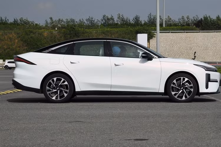 Ở lần ra mắt này, hãng ôtô Trung Quốc không đề cập giá xe Geely Galaxy L6 2024, nhưng trước đó, một số thông tin chia sẻ xe sẽ có giá bán dao động từ 150.000 nhân dân tệ đến 200.000 nhân dân tệ (tương đương 326 triệu đồng đến 490 triệu đồng).