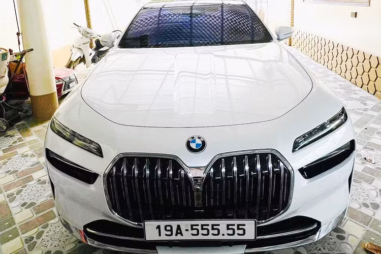 Anh Hưng cũng tiết lộ, chiếc biển VIP 19A-555.55 cho xe BMW 735i đời mới có giá chính hãng từ 5,1 tỷ đồng. Mãi đến nay, hình ảnh chiếc xe sang BMW 735i này mới được đăng ký biển số và xuất hiện trên mạng xã hội. Phải nói rằng, cả biển và xe đều xứng tầm khi song hành cùng nhau, chủ xe thật sự rất biết cách chơi.
