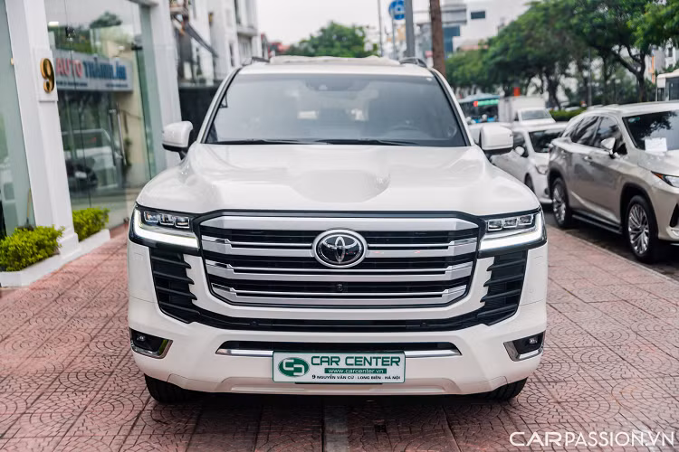 Đây là chiếc xe được nhập khẩu nguyên chiếc từ thị trường Nga. Về mặt thiết kế, ngoại thất của Land Cruiser LC 300 VXR được bổ sung thêm gói bodykit hầm hố hơn so với bản tiêu chuẩn đang có mặt trong nước. Cản trước cỡ lớn với ốp viền kim loại tại cụm đèn gầm.