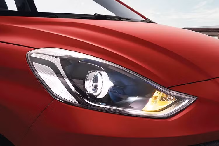 Chưa hết, Hyundai Grand i10 2023 còn có thêm những công nghệ mới như đèn pha tự động, cổng USB Type C, hệ thống kiểm soát hành trình, hệ thống cân bằng điện tử, hệ thống kiểm soát thân xe, hệ thống hỗ trợ khởi hành ngang dốc, móc ghế trẻ em ISOFIX và cảnh báo áp suất lốp.