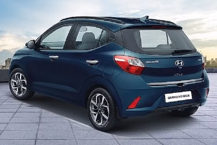 Nằm bên dưới nắp ca-pô của mẫu xe này ở thị trường Ấn Độ là 2 loại động cơ cũ. Thứ nhất là động cơ xăng 1.2L, tạo ra công suất tối đa 83 mã lực và mô-men xoắn cực đại 113,8 Nm. Động cơ đồng hành cùng hộp số sàn 5 cấp hoặc hộp số tự động 5 cấp.
