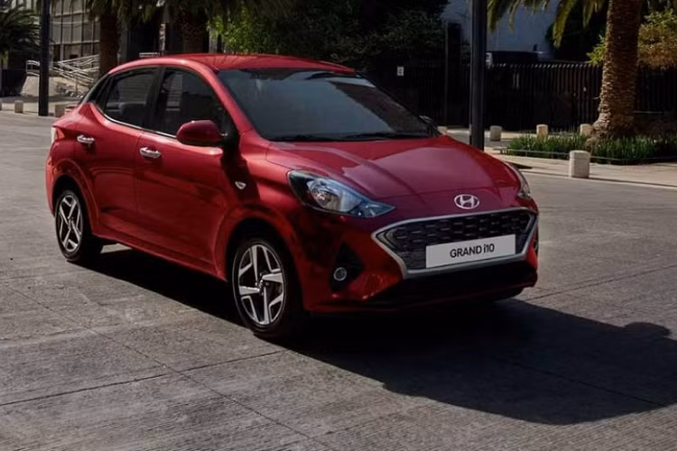 Dự đoán, giá xe Hyundai Grand i10 2023 sẽ dao động trong khoảng từ 600.000 - 900.000 Rupee (tương đương 172 - 258 triệu đồng). Sau Ấn Độ, Hyundai Grand i10 phiên bản nâng cấp có thể sẽ tiếp tục ra mắt những thị trường khác như Việt Nam.