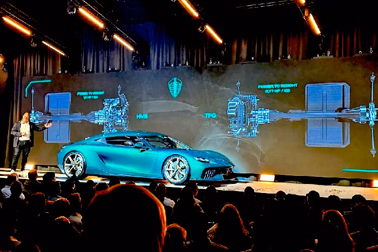 Ngoài việc nâng cấp về động cơ còn có một số trang bị được thay thế trên Koenigsegg Gemera bản thương mại. Koenigsegg cũng lắp đặt gương chiếu hậu truyền thống cho xe, thay vì sử dụng camera giống bản trưng bày đầu tiên. Sự thay đổi này là do nhiều thị trường chưa cho phép thay thế gương hậu truyền thống bằng camera.