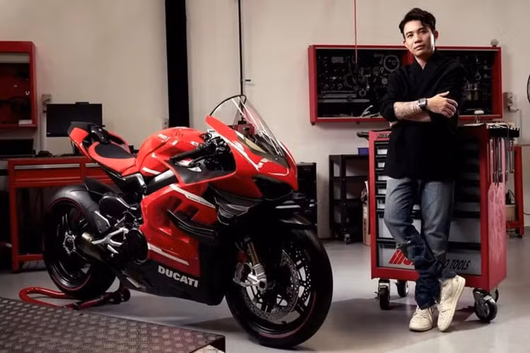 Siêu môtô Ducati Panigale V4 SP2 được trang bị khối động cơ Desmosedici Stradale V4, dung tích 1.103cc, sản sinh công suất tối đa 215 mã lực tại 13.000 vòng/phút và mô-men xoắn cực đại 122,8 Nm tại 9.500 vòng/phút.