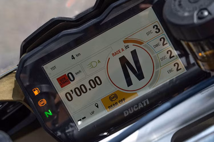 Ducati Panigale V4 SP2 2022 được trang bị hệ thống treo Ohlins được nâng cấp và cải tiến từ xe đua WorldSBK. Phuộc trước Ohlins NPX25/30 125 mm điều áp, kết hợp với giảm xóc sau Ohlins TTX36 và bộ giảm chấn tay lái.