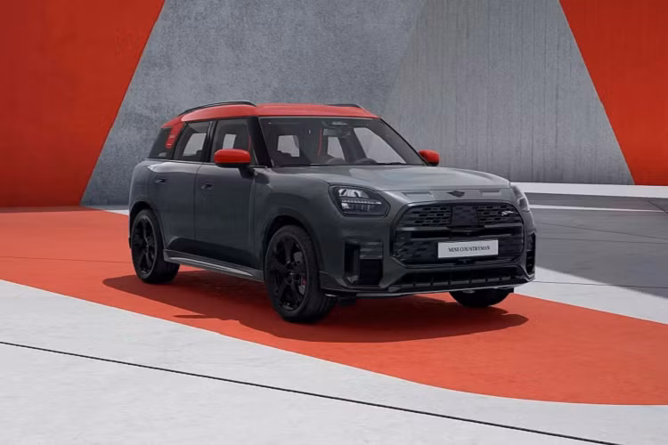 Triển lãm ô tô Munich là cơ hội hoàn hảo để MINI tiết lộ kiểu dáng mới nhất cũng như kế hoạch kinh doanh mới về xe điện. Mặc dù tập trung vào phiên bản chạy điện của mẫu Mini Countryman 2025 mới, nhưng Mini cũng âm thầm tiết lộ các thông số kỹ thuật cho phiên bản chạy động cơ xăng ở châu Âu.