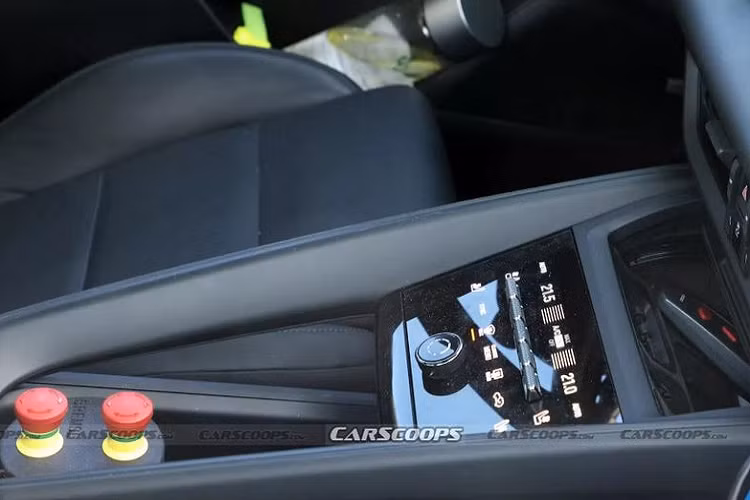 Các thông tin rò rỉ khác cho biết trang bị vận hành của SUV điện Porsche Macan EV 2024 gồm 2 mô tơ điện với công suất 603 mã lực và mô-men xoắn 1.000 Nm. Xe sử dụng công nghệ điện áp 800V kết hợp với bộ sạc 270kW, hứa hẹn cung cấp khả năng sạc nhanh ấn tượng.