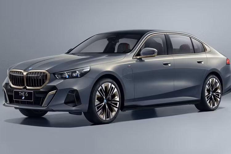 Ra mắt tại Trung Quốc với trục cơ sở dài hơn, các tính năng độc quyền. Mẫu sedan cao cấp có màn hình Theater 31,1 inch cho hàng ghế sau. BMW 5 Series 2024 mới cho thị trường Bắc Mỹ và châu Âu vào tháng 5 năm nay và nhà sản xuất ôtô hiện đã ra mắt phiên bản sedan cao cấp cho thị trường Trung Quốc.