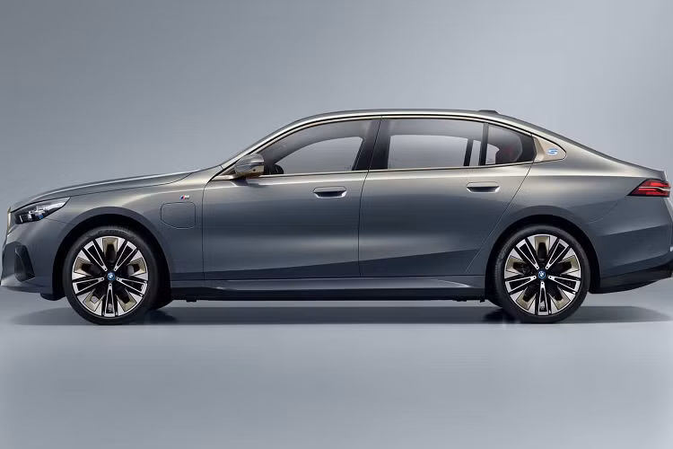 Với chiều dài 199,2 inch, 5 Series 2024 đã dài hơn so với người tiền nhiệm nhưng đối với Trung Quốc, chiếc sedan này sẽ chỉ được bán dưới dạng một mẫu xe trục cơ sở dài. 