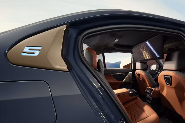 Riêng giai đoạn 2020 - 2022, hãng xe BMW đã bán khoảng 530.000 ôtô cho khách hàng Trung Quốc. Mức giá xe BMW 5 Series và i5 2024 hiện vẫn chưa được công bố chính thức tại thị trường này.