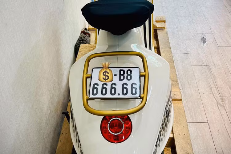 Những chiếc xe ga Vespa 946 Christian Dior chỉ được sản xuất giới hạn 946 chiếc trên toàn thế giới và thị trường Việt Nam chỉ được cung cấp 33 xe theo diện chính hãng.