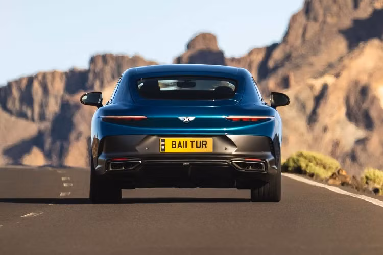 Sức mạnh này khiến Batur by Mulliner trở thành chiếc Bentley mạnh mẽ nhất từng được sản xuất. Ước tính, chiếc grand tourner chỉ mất khoảng 3,5 giây để tăng tốc từ 0 đến 100 km/h và có thể đạt vận tốc tối đa 335 km/h.