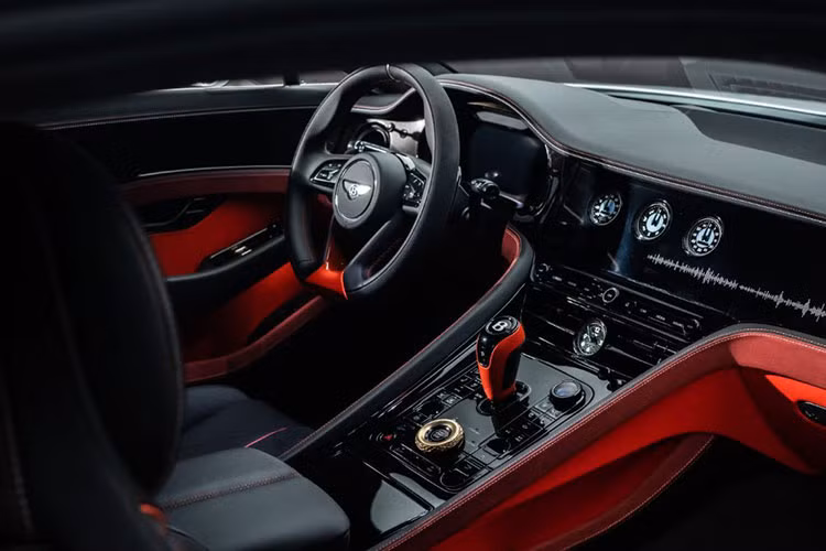 Theo kế hoạch, chiếc Bentley Batur cuối cùng sẽ được xuất xưởng vào cuối năm 2024. Hãng xe sang Anh quốc cho biết Batur có hơn 800 chi tiết đặc biệt mà không chiếc Bentley nào có. Ví dụ: vật liệu trang trí nội thất làm từ vàng tái chế và in 3D trên cái gọi là Charisma Dial bọc nút bấm start/stop...