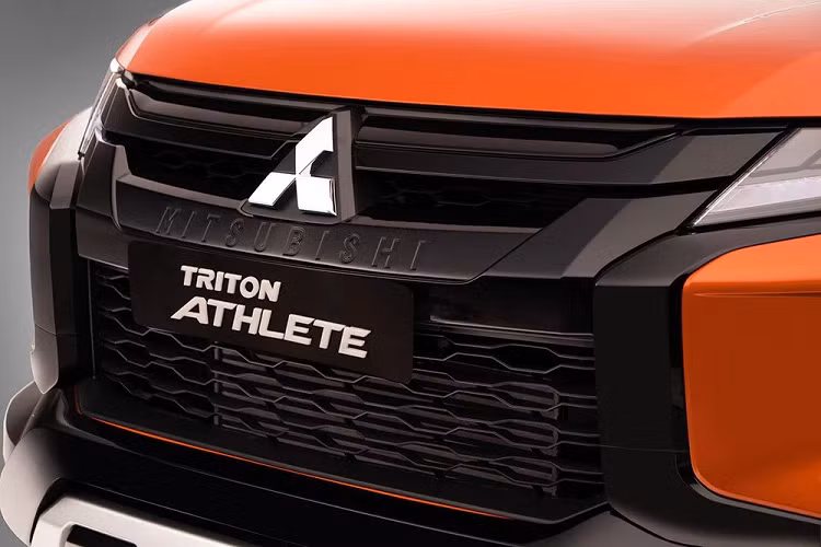 "Trái tim" của Mitsubishi Triton Athlete là khối động cơ dầu MIVEC 2.4L, sản sinh công suất tối đa 178,5 mã lực và mô-men xoắn cực đại 350 Nm. Đi kèm với đó là hộp số tự động 6 cấp, hệ dẫn động 1 cầu hoặc 2 cầu. 