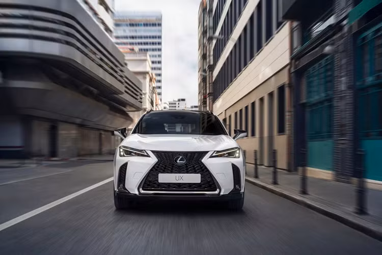 Các biến thể Premium và F Sport sẽ thay đổi cụm đồng hồ kỹ thuật số 8 inch lấy màn hình 12,3 inch mới. Riêng các mẫu cơ bản vẫn giữ nguyên thiết lập màn hình 7 inch.