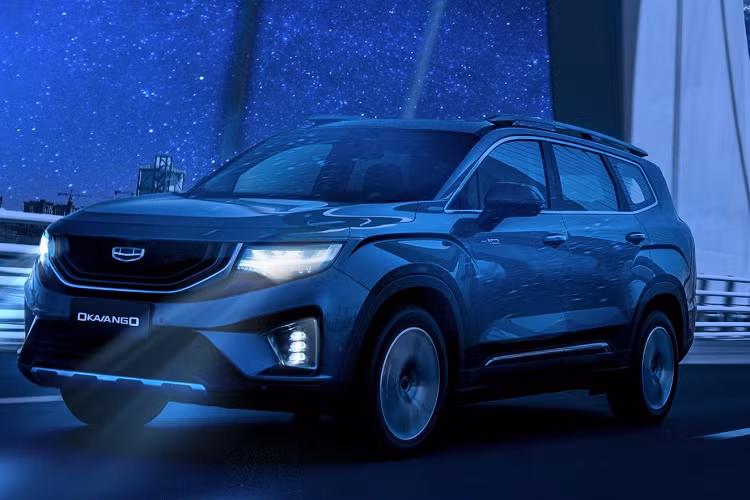 Xe sử dụng bố trí dẫn động cầu sau và hỗ trợ chức năng đổi pin. Xe có phạm vi hoạt động CLTC lần lượt là 450 và 605 km. Được trang bị lidar và được trang bị chip buồng lái Dragon Eagle 1. có AR-HUD 50 inch.