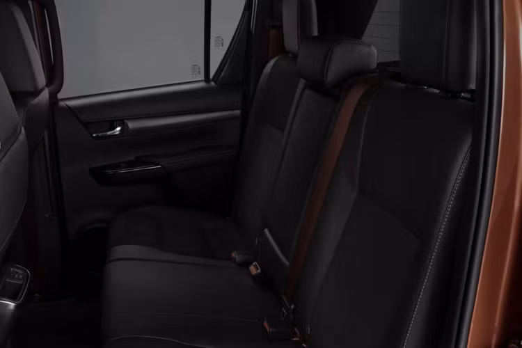Hilux GR Sport II vận hành bằng động cơ diesel tăng áp dung tích 2.8L có công suất 201 mã lực và hộp số tự động 6 cấp. Đây là động cơ dành cho Hilux tiêu chuẩn tại thị trường Anh Quốc. Điều này khiến cho Hilux GR Sport II chỉ đủ tầm cạnh tranh cùng Ranger Wildtrak chứ chưa thể trở thành đối thủ của Ranger Raptor.