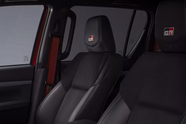 So với một chiếc Hilux nguyên bản thông thường, Hilux GR Sport II hầm hố hơn đáng kể nhờ chiều cao xe tăng thêm 20 mm, giúp tăng khoảng sáng gầm xe. Cùng với đó, góc tới được cải thiện từ 29 đến 30 độ. Xe trang bị bộ mâm đa chấu sơn đen kích thước 17 inch, mang đến tổng thể cân xứng và đậm chất thể thao.