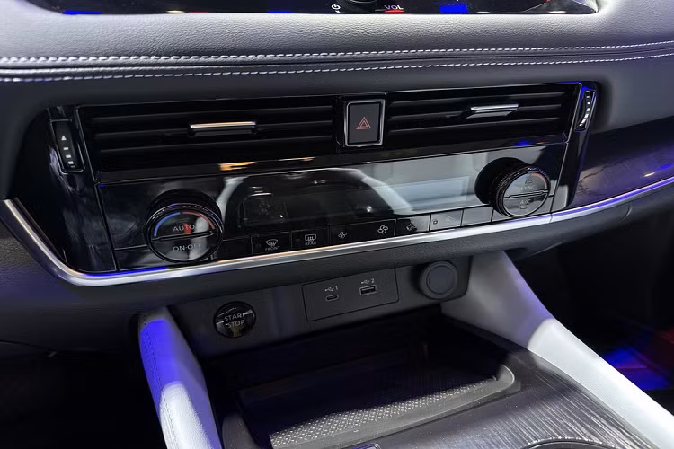 Về nội thất, X-Trail e-Power sử dụng vô-lăng 3 chấu đa chức năng với màn hình điều khiển trung tâm dạng nổi kích thước lớn và cụm đồng hồ full LCD, đều có kích thước 12,3 inch.