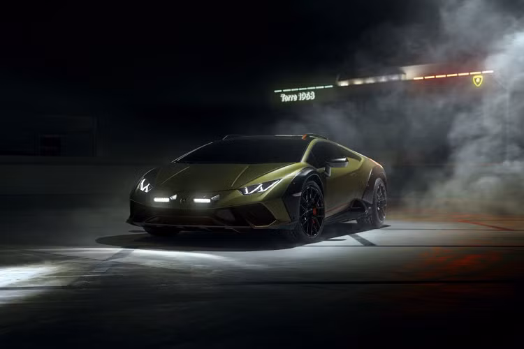Vào tháng 11, Lamborghini ra mắt một mẫu xe sử dụng động cơ V10 khác – Huracan Sterrato, mẫu siêu xe thể thao đầu tiên được thiết kế hướng đến cảm giác lái tuyệt vời nhất trên những cung đường địa hình. Năm 2022 cũng là khoảng thời gian cực kỳ quan trọng đối với riêng dòng xe Urus Super SUV, với sự ra mắt của hai phiên bản hoàn toàn mới.
