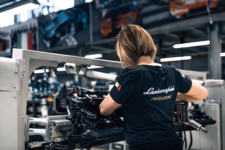 Lamborghini dự kiến sẽ tăng tốc và bứt phá hơn nữa vào năm 2023, khi những chiếc xe hybrid đầu tiên được sản xuất và thương hiệu tiến vào giai đoạn thứ hai của chương trình Direzione Cor Tauri: Một lộ trình chiến lược được công bố vào năm 2021 có liên quan đến khoản đầu tư cao nhất chưa từng có trong lịch sử công ty (1,8 tỉ euro trong 5 năm) nhằm chuyển đổi sang những chiếc xe hybrid và sau đó là quá trình dịch chuyển sang những chiếc xe thuần điện.