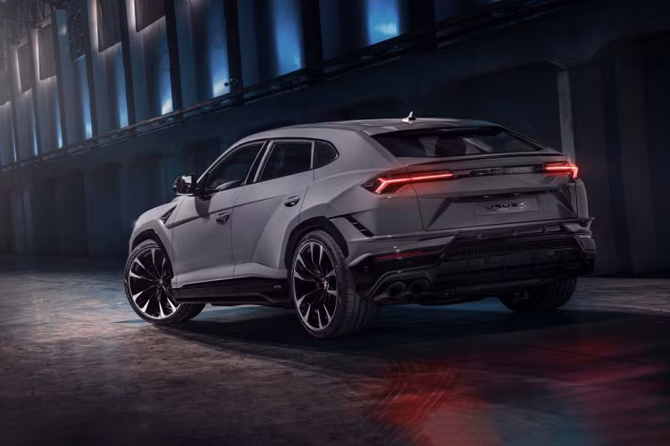 Kể từ khi Automobili Lamborghini xác định khái niệm Super SUV nằm trong phân khúc xe sang với Urus S, sản phẩm kế thừa của Urus nguyên bản đã được giới thiệu vào tháng 9/2022.