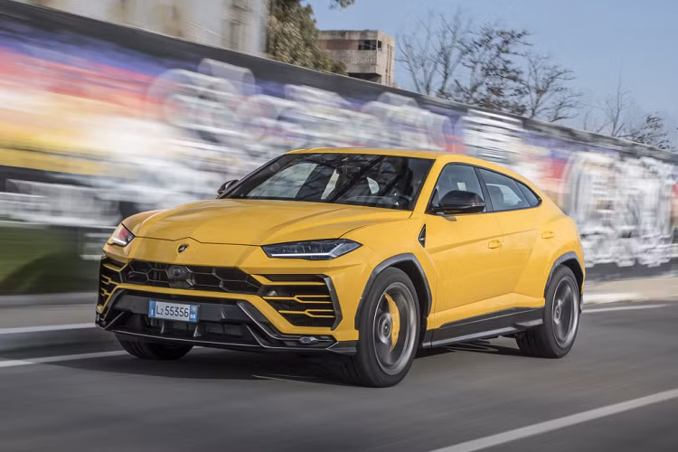 Vào tháng 11/2022, Lamborghini gia hạn dự án DESI (Hệ thống Giáo dục kép của Italy), hiện đã bước sang năm thứ năm, được thiết kế để đào tạo những sinh viên trẻ với mục tiêu phát triển trở thành những kỹ thuật viên có trình độ cao để làm việc cho khu công nghệ Motor Valley và cũng như cho chính Lamborghini.