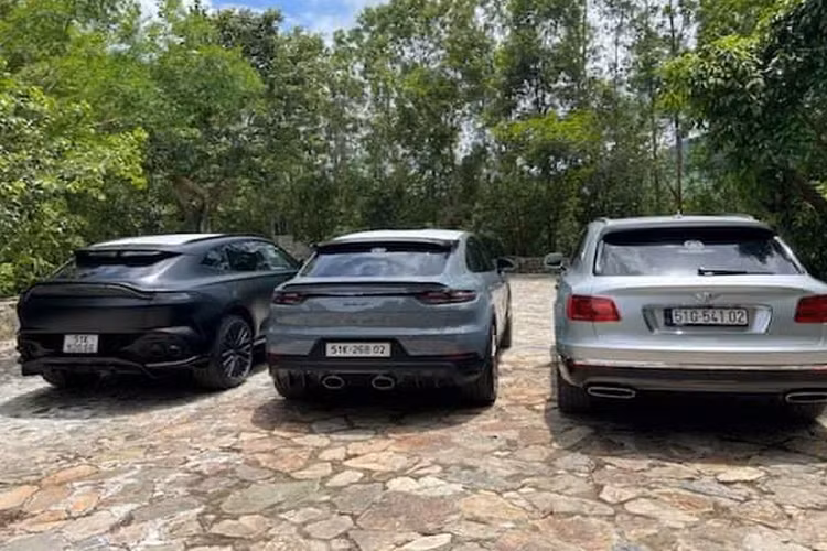 Cuối cùng là mẫu Bentley Bentayga First Edition giới hạn 608 chiếc trên toàn thế giới cũng được mang ra tắm nắng. Con số 608 lấy cảm hứng từ sức mạnh 608 PS (600 mã lực) từ động cơ 6 lít W12. Trước đây, xe được nâng cấp ống thở, la-zăng đa chấu và dán màu xanh quân đội. Tuy nhiên hiện tại, xe được dán màu xám sáng.