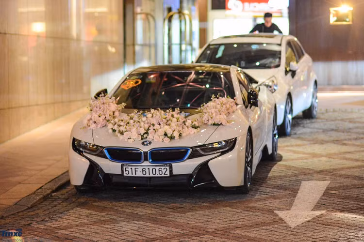 Trong đó, phải kể đến chiếc BMW i8 của vợ chồng Diệp Lâm Anh, đây cũng chính là xe rước dâu của Diệp Lâm Anh và Nghiêm Đức, mẫu xe thể thao này sở hữu động cơ 3 xy lanh, dung tích 1.5 lít, TwinPower Turbo và một động cơ điện sản sinh công suất tối đa 131 mã lực và mô-men xoắn cực đại 250 Nm.