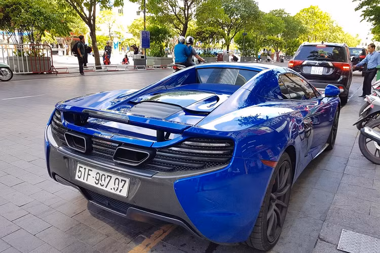 Sau 7 năm về nước, hiện tại, chiếc siêu xe mui trần McLaren 650S Spider này đang tìm kiếm chủ nhân mới với mức giá vô cùng hấp dẫn, cụ thể, 1 cò xe đang rao bán chiếc McLaren 650S Spider mang màu sơn độc lạ Aurora Blue với giá chỉ từ 8 tỷ đồng, có thể thấy, mức giá này đã giảm phân nửa so với xe lúc mới về nước, rất đáng để ai đó muốn trải nghiệm 1 chiếc siêu xe mui trần.
