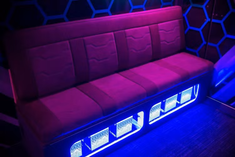 Bên cạnh đó, xe cũng được trang bị bộ tời dây tổng hợp với sức kéo đạt 8.164 kg, có thể hoạt động cả bằng động cơ dầu và mô-tơ điện. Cung cấp sức mạnh cho chiếc xe tải quân sự này là động cơ turbo-diesel Caterpillar 6.6L kết hợp với hộp số điện tử bảy cấp Allison.