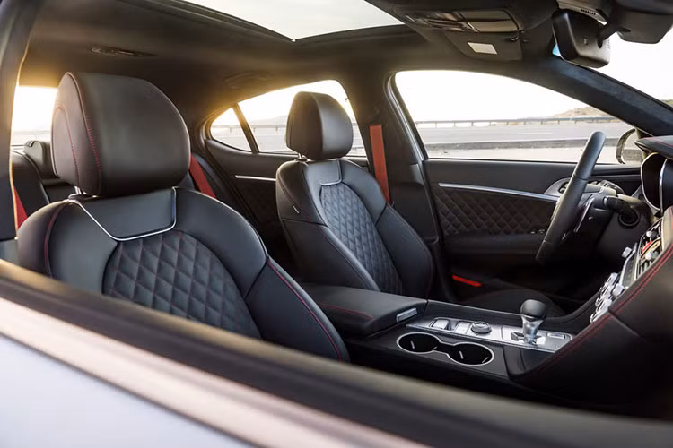 Ngoài ra, Genesis G70 2023 còn có thêm 1 tùy chọn động cơ khác ở thị trường Hàn Quốc, đó là máy xăng V6, tăng áp kép, dung tích 3.3L, cho công suất tối đa 365 mã lực và mô-men xoắn cực đại 510 Nm. Trong khi đó, động cơ diesel 4 xi-lanh, tăng áp, dung tích 2.2L với công suất tối đa 199 mã lực và mô-men xoắn cực đại 441 Nm đã bị loại bỏ.