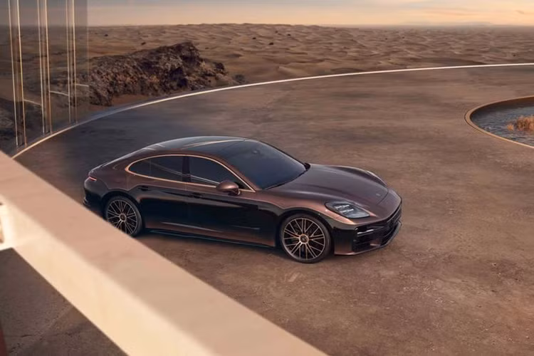 Điểm nhấn của mẫu xe sang Porsche Panamera 2024 đặc biệt này tới từ nước sơn độc nhất vô nhị, phối giữa màu tím vilolet ánh kim (Leblon Violet metallic) và nâu hạt dẻ. Ngoài ra, nhằm tăng thêm vẻ "sang chảnh" cho xe, hãng còn phủ thêm một lớp sơn có chứa vàng thật.