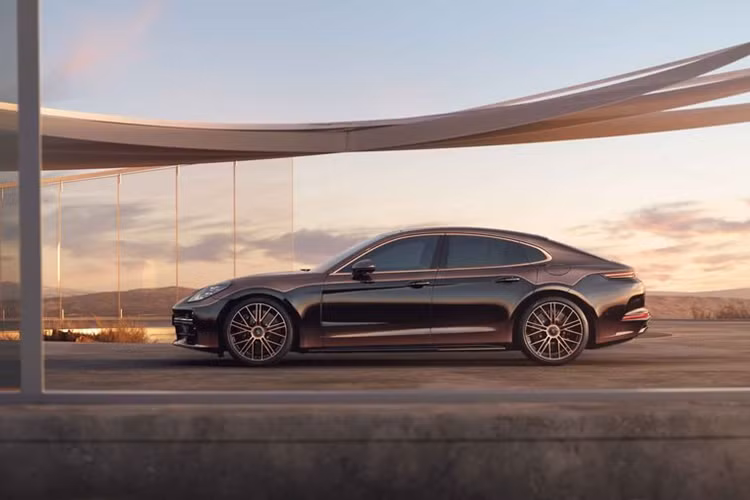 Porsche nói rằng phiên bản Panamera mạ vàng này được sản xuất với số lượng giới hạn, tuy nhiên, công ty cũng cung cấp các tùy chọn nâng xe kể trên dưới dạng gói phụ kiện nâng cấp. Do đó, về mặt lý thuyết, khách hàng có thể yêu cầu bộ phận Manufaktur tạo ra một chiếc xe có ngoại hình y hệt như vậy.
