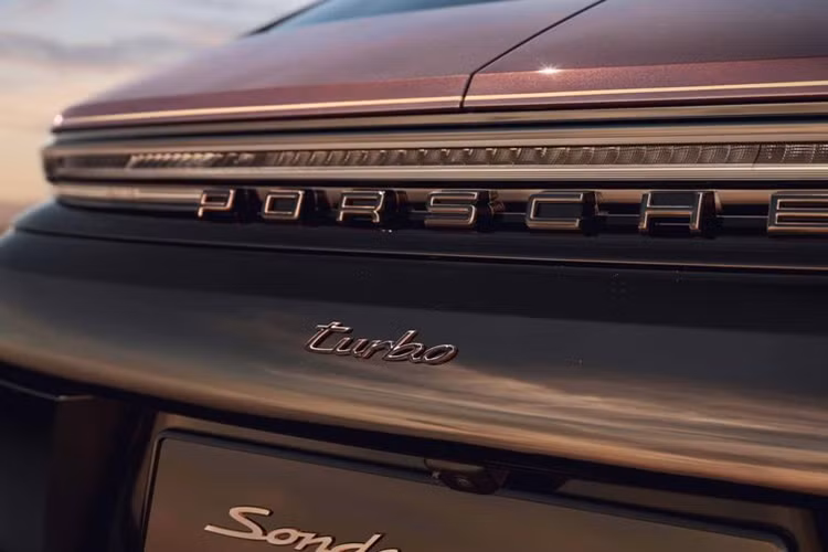 Porsche không chia sẻ bất kỳ hình ảnh nào về nội thất của mẫu Panamera này bởi phải đến năm sau thiết kế bên trong xe mới được hoàn thiện. Phiên bản đặc biệt này sẽ đóng vai trò là minh chứng cho những ai sẵn sàng bỏ tiền túi để tạo ra một chiếc xe mang tính cá nhân hóa cao.