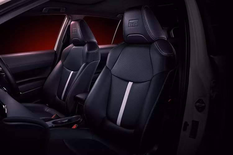 Mã 2ZR-FXE Atkinson có công suất tối đa 98 mã lực tại 5.200 vòng/phút và mô-men xoắn cực đại 142 Nm tại 3.600 vòng/phút, hoạt động với động cơ điện nam châm vĩnh cửu, điện áp 600 volt cho công suất 72 mã lực và mô-men xoắn 163 Nm, tích trữ năng lượng vô bộ pin Nickel metal Hydride (Ni-MH).