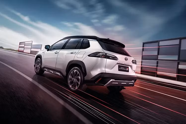 Ngoài ra còn có một số điều chỉnh về khung gầm, bao gồm hệ thống lái và hệ thống treo được điều chỉnh lại. Tuy vào từng thị trường mà Toyota Corolla Cross GR Sport sẽ được phân phối động cơ gì. GR Sport áp dụng cho cả 2 loại động cơ là xăng 1.8L 4 xy lanh 138 mã lực, hoặc động cơ 1.8L hybrid 122 mã lực.