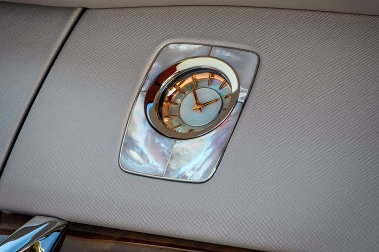 Bên trong nội thất, hàng ghế trước của chiếc Rolls-Royce đặc biệt này được bọc da màu xám Cashmere Grey. Hàng ghế sau bọc màu đỏ Ardent Red - màu sắc của những tấm vải nhung dùng để trưng bày ngọc trai. Điểm đặc biệt trong khoang cabin là 2 chiếc bàn làm việc ở hàng ghế sau.