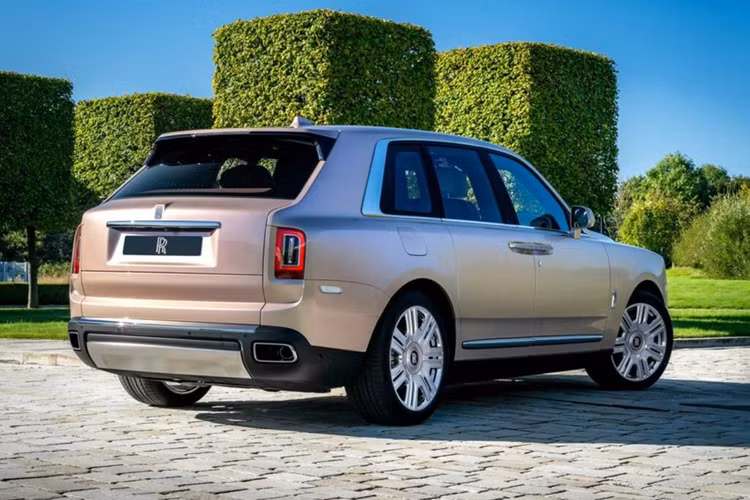 Như thường lệ, Rolls-Royce không cho biết giá của những mẫu xe độc bản. Tuy nhiên, xét đến việc một chiếc giá xe Rolls-Royce Cullinan thường từ 350.000 USD (khoảng 8,5 tỷ đồng) thì The Pearl Cullinan chắc chắn có giá không dưới 700.000 USD (khoảng 17 tỷ đồng).