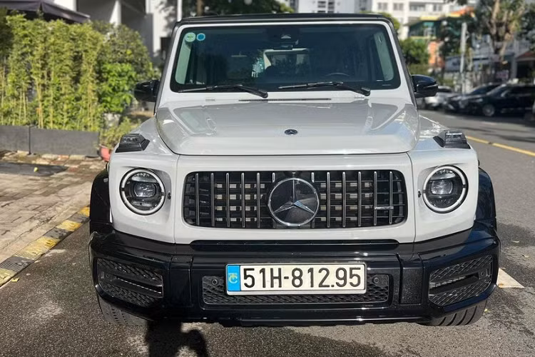 Trong khi chiếc SUV hạng sang Mercedes-AMG G63 của Cường Đô la vẫn còn giữ lại bộ áo đề can màu xám xi măng, phối cùng nhiều chi tiết được sơn đen, là tùy chọn thêm lúc chồng của Đàm Thu Trang mua xe, thì chiếc Mercedes-AMG G63 của Hiền Hồ vẫn trong tình trạng sử dụng bộ áo là màu sơn zin.