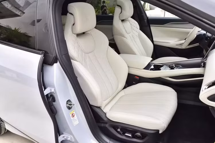 Về các số đo của xe, chiếc SUV điện cỡ trung BYD Song L 2023 có kích thước bao gồm chiều dài, chiều rộng và chiều cao lần lượt sẽ là 4.840 mm x 1.950 mm x 1.560 mm, chiều dài cơ sở của xe đạt mức tối đa sẽ là 2.930 mm.