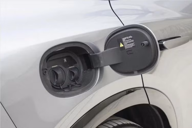 Phiên bản động cơ đơn có công suất tối đa 308 mã lực. Phạm vi chạy điện thuần túy của nó là 550 km, 602 km và 662 km trong điều kiện vận hành CLTC. Xe mới được trang bị hệ thống Yunnan C, có tốc độ điều chỉnh giảm xóc ở mức mili giây, kết hợp hoàn hảo giữa sự thoải mái và khả năng kiểm soát.