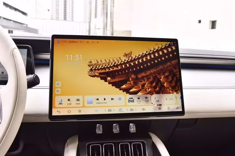 Kích thước này lớn hơn Song PLUS và Song Pro. So với các đối thủ phổ thông, kích thước thân xe của Song L nhỏ hơn Model Y và hệ số cản gió chỉ 0,255Cd. Về lốp, kích thước bánh trước là 245/45 và kích thước bánh sau là 265/45, xe sử dụng bộ mâm 20 inch.