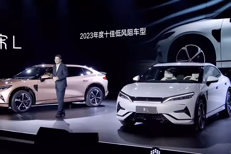 Chưa hết, phần đèn pha được nối với lưới trung tâm và chảy theo ánh sáng và bóng tối, tạo hiệu ứng thị giác tốt. Điều đáng nói là BYD Song L cũng sẽ được trang bị cốp trước và sau để nâng cao tính thực dụng, chứa hành lý cho người dùng, thay vì chỉ có cốp sau.