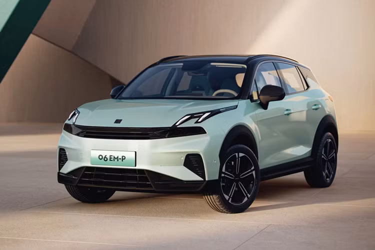 Có thể thấy, nội thất của xe mới được xây dựng bằng ngôn ngữ thiết kế rất chủ đạo, hầu như mọi chức năng đều được tích hợp vào màn hình điều khiển trung tâm cỡ lớn, không có nút bấm vật lý truyền thống trên bảng điều khiển trung tâm.