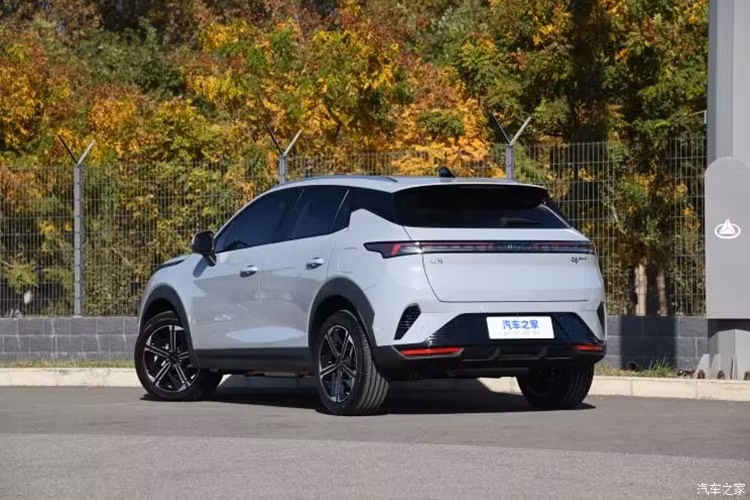 Tất nhiên, với sự hỗ trợ của hệ thống plug-in hybrid, mẫu xe mới còn có thể thể hiện khả năng cạnh tranh tốt về sức mạnh, đồng thời tránh được vấn đề lo lắng về quãng đường di chuyển của các mẫu xe thuần điện ngày nay.