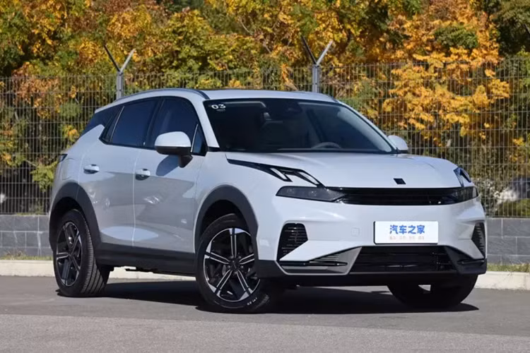Lynk &amp; Co, thương hiệu con của Geely đã mở cọc cho 06, mẫu SUV plug-in hybrid tại Trung Quốc. Những khách hàng đặt cọc Lynk &amp; Co 06 PHEV 2024 mới từ 1.000 nhân dân tệ (137 USD), tương đương 3,2 triệu đồng sẽ được giảm giá 3.000 nhân dân tệ (410 USD), tương đương 9,8 triệu đồng so với giá mua xe.